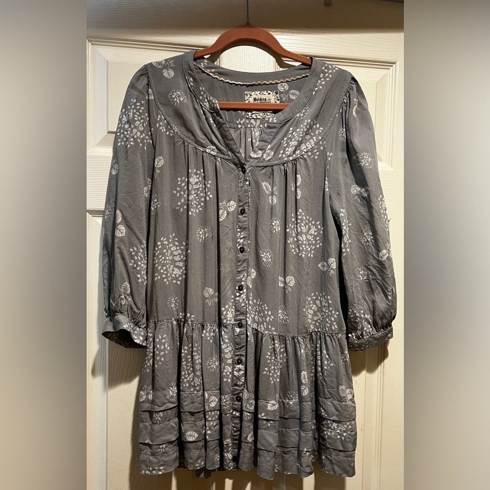 Great button up very loose blouse can be worn alone or with pants